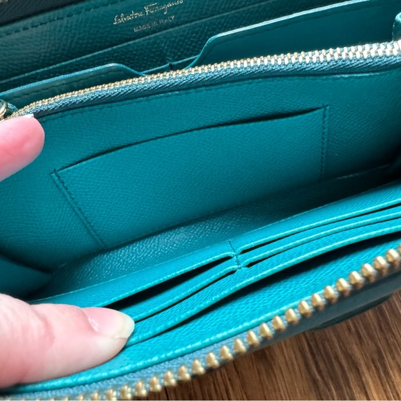 🩷LAST CHANCE🩷 Salvatore Ferragamo Teal Bow Zippy Wallet - Picture 6 of 8